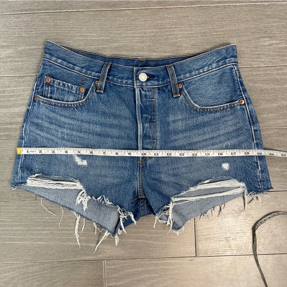 Levi’s Iconic 501 Denim Jean Short Button Fly Medium Wash Size 27 - Picture 13 of 15
